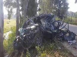 कार पेड़ से टकराई, पांच लोगों की मौत कार पेड़ से टकराई, पांच लोगों की मौत