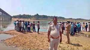 नहाते समय तीन लड़के नदी में डूबे, दो की मौत नहाते समय तीन लड़के नदी में डूबे, दो की मौत