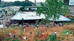 होर्डिंग हादसा: कार से दो शव निकाले गए, मृतक संख्या 16 हुई होर्डिंग हादसा: कार से दो शव निकाले गए, मृतक संख्या 16 हुई