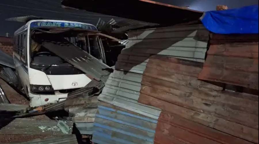 सड़क किनारे झुग्गियों से टकराई बस, चार मजदूरों की मौत सड़क किनारे झुग्गियों से टकराई बस, चार मजदूरों की मौत