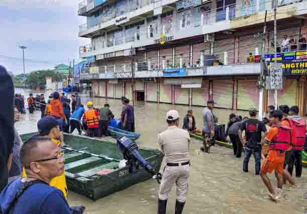मणिपुर में बाढ़ से तीन लोगों की मौत, हजारों प्रभावित मणिपुर में बाढ़ से तीन लोगों की मौत, हजारों प्रभावित
