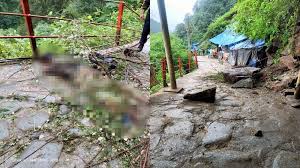 केदारनाथ पैदल मार्ग पर भूस्खलन, तीन की मौत केदारनाथ पैदल मार्ग पर भूस्खलन, तीन की मौत