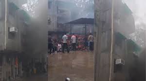 दिल्ली के मयूर विहार में प्रॉपर्टी डीलर के कार्यालय में लगी आग दिल्ली के मयूर विहार में प्रॉपर्टी डीलर के कार्यालय में लगी आग