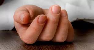 दीवार गिरने से एक बच्चे की मौत, दो घायल दीवार गिरने से एक बच्चे की मौत, दो घायल