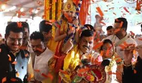 राधा-कृष्ण बने 5,000 बच्चों के साथ जन्माष्टमी के उत्साह में डूबे मुख्यमंत्री राधा-कृष्ण बने 5,000 बच्चों के साथ जन्माष्टमी के उत्साह में डूबे मुख्यमंत्री