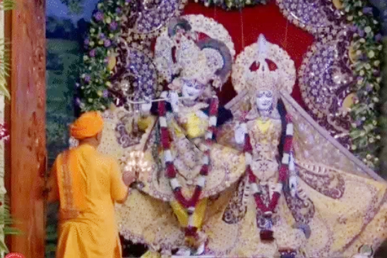 मथुरा जन्मभूमि मंदिर में ब्रह्ममुहूर्त में हुई मंगला आरती मथुरा जन्मभूमि मंदिर में ब्रह्ममुहूर्त में हुई मंगला आरती