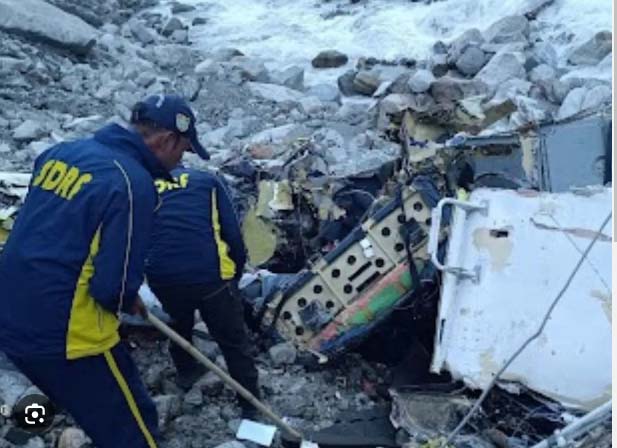 विमान से लाया जा रहा हेलीकॉप्टर रस्सी टूटने के कारण केदारनाथ के पास पहाड़ियों में गिरा विमान से लाया जा रहा हेलीकॉप्टर रस्सी टूटने के कारण केदारनाथ के पास पहाड़ियों में गिरा