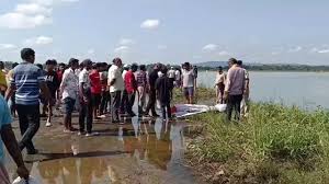 महानदी से निकाले गये दो विद्यार्थियों के शव महानदी से निकाले गये दो विद्यार्थियों के शव