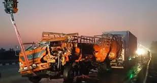 एक्सप्रेस वे पर ट्रक और कैंटर की टक्कर में तीन लोगों की मौत एक्सप्रेस वे पर ट्रक और कैंटर की टक्कर में तीन लोगों की मौत