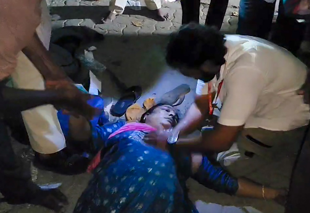 तिरुपति मंदिर में भगदड़, छह श्रद्धालुओं की मौत तिरुपति मंदिर में भगदड़, छह श्रद्धालुओं की मौत