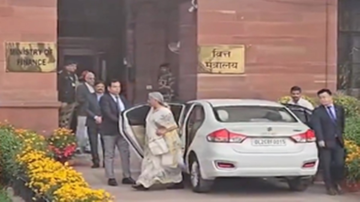 आठवीं बार बजट पेश करने वाली वित्त मंत्री सीतारमण इस बार क्रीम रंग की साड़ी में दिखीं आठवीं बार बजट पेश करने वाली वित्त मंत्री सीतारमण इस बार क्रीम रंग की साड़ी में दिखीं