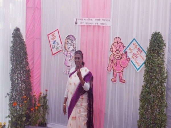 राष्ट्रपति मुर्मु, विदेश मंत्री एस. जयशंकर और सीएम आतिशी ने किया मतदान राष्ट्रपति मुर्मु, विदेश मंत्री एस. जयशंकर और सीएम आतिशी ने किया मतदान