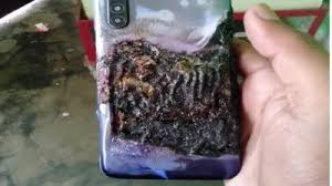 लोकल ट्रेन के अंदर मोबाइल फोन में विस्फोट लोकल ट्रेन के अंदर मोबाइल फोन में विस्फोट