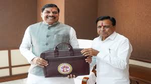 मध्य प्रदेश में 4.21 लाख करोड़ रुपये का बजट पेश, नहीं लगाया कोई नया टैक्स मध्य प्रदेश में 4.21 लाख करोड़ रुपये का बजट पेश, नहीं लगाया कोई नया टैक्स