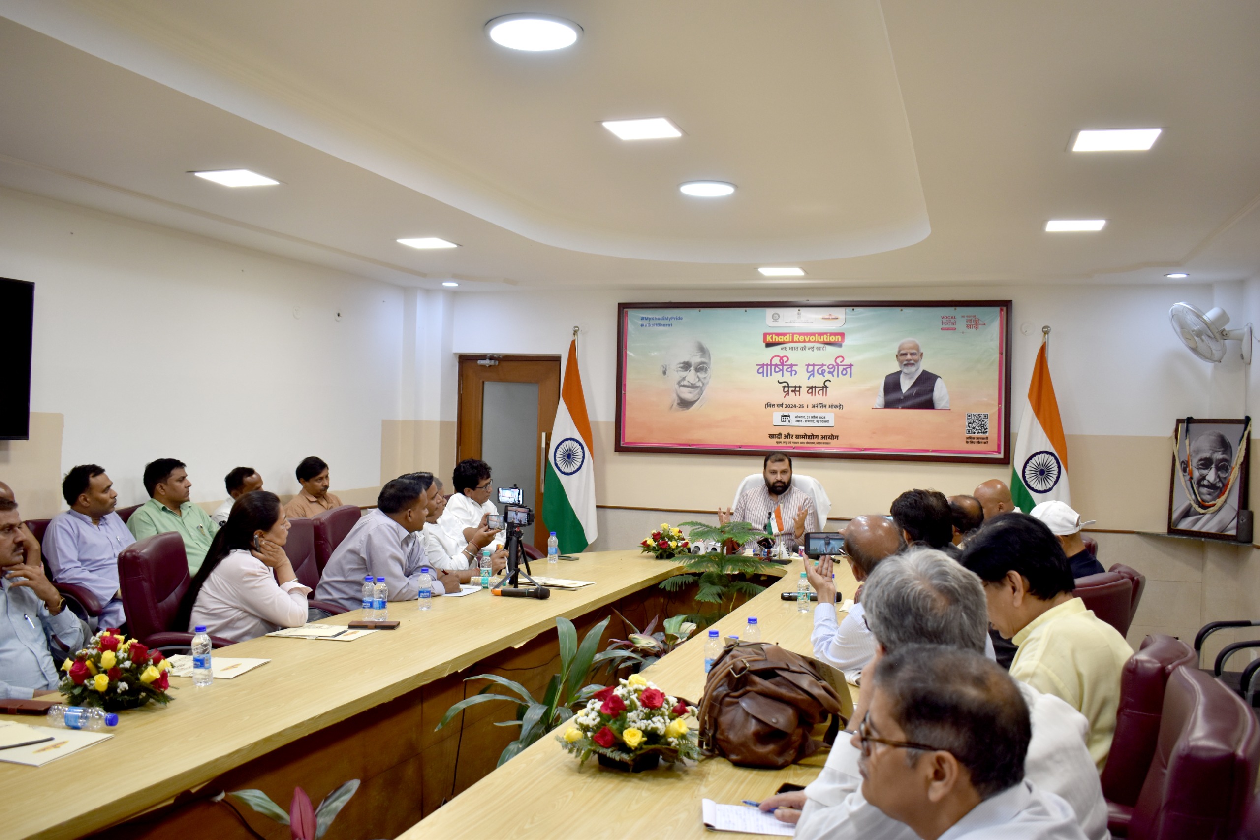 प्रधानमंत्री नरेंद्र मोदी के नेतृत्व में खादी और ग्रामोद्योग आयोग ने रचा नया कीर्तिमान प्रधानमंत्री नरेंद्र मोदी के नेतृत्व में खादी और ग्रामोद्योग आयोग ने रचा नया कीर्तिमान