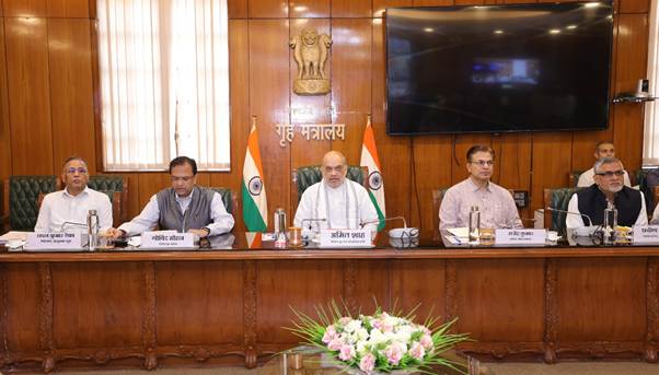 केन्द्रीय गृह मंत्री अमित शाह ने पाकिस्तान और नेपाल के सीमावर्ती राज्यों के मुख्यमंत्रियों और उपराज्यपालों के साथ सुरक्षा स्थिति की समीक्षा बैठक की केन्द्रीय गृह मंत्री अमित शाह ने पाकिस्तान और नेपाल के सीमावर्ती राज्यों के मुख्यमंत्रियों और उपराज्यपालों के साथ सुरक्षा स्थिति की समीक्षा बैठक की