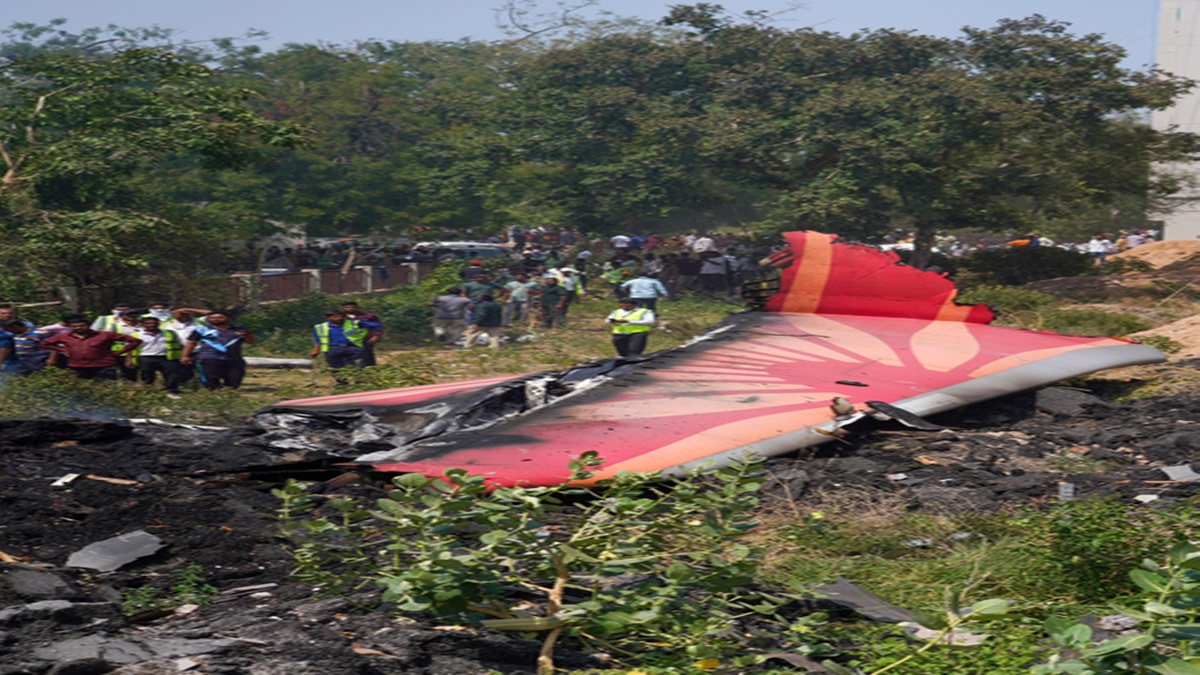 अहमदाबाद प्लेन हादसा : मृतकों के परिवारों को एक करोड़ रुपए की मदद देगा टाटा ग्रुप अहमदाबाद प्लेन हादसा : मृतकों के परिवारों को एक करोड़ रुपए की मदद देगा टाटा ग्रुप