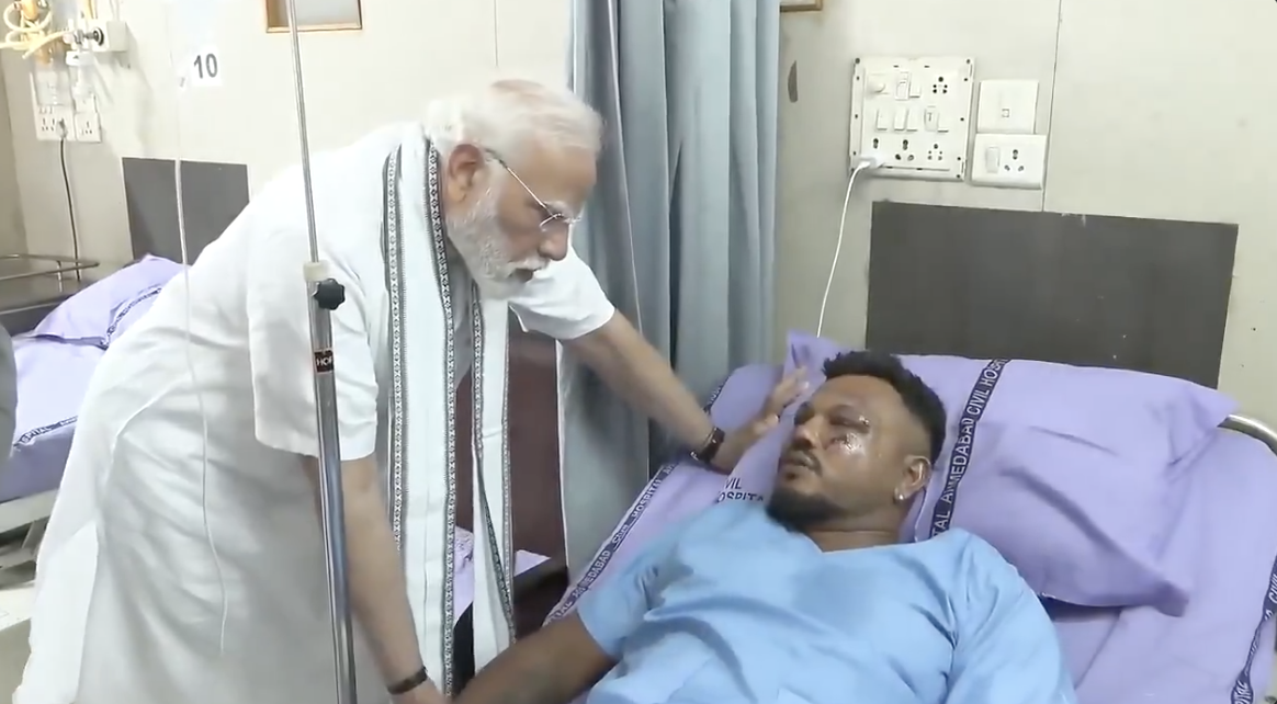 अहमदाबाद विमान हादसे में जीवित बचे एकमात्र यात्री से मिले पीएम मोदी, दुर्घटना स्थल का भी लिया जायजा अहमदाबाद विमान हादसे में जीवित बचे एकमात्र यात्री से मिले पीएम मोदी, दुर्घटना स्थल का भी लिया जायजा