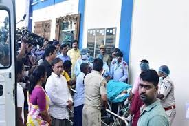 प्रत्यक्षदर्शी ने उस पल को किया याद, जब आग की लपटों से घिरी लड़की उनके दरवाजे पर पहुंची थी प्रत्यक्षदर्शी ने उस पल को किया याद, जब आग की लपटों से घिरी लड़की उनके दरवाजे पर पहुंची थी