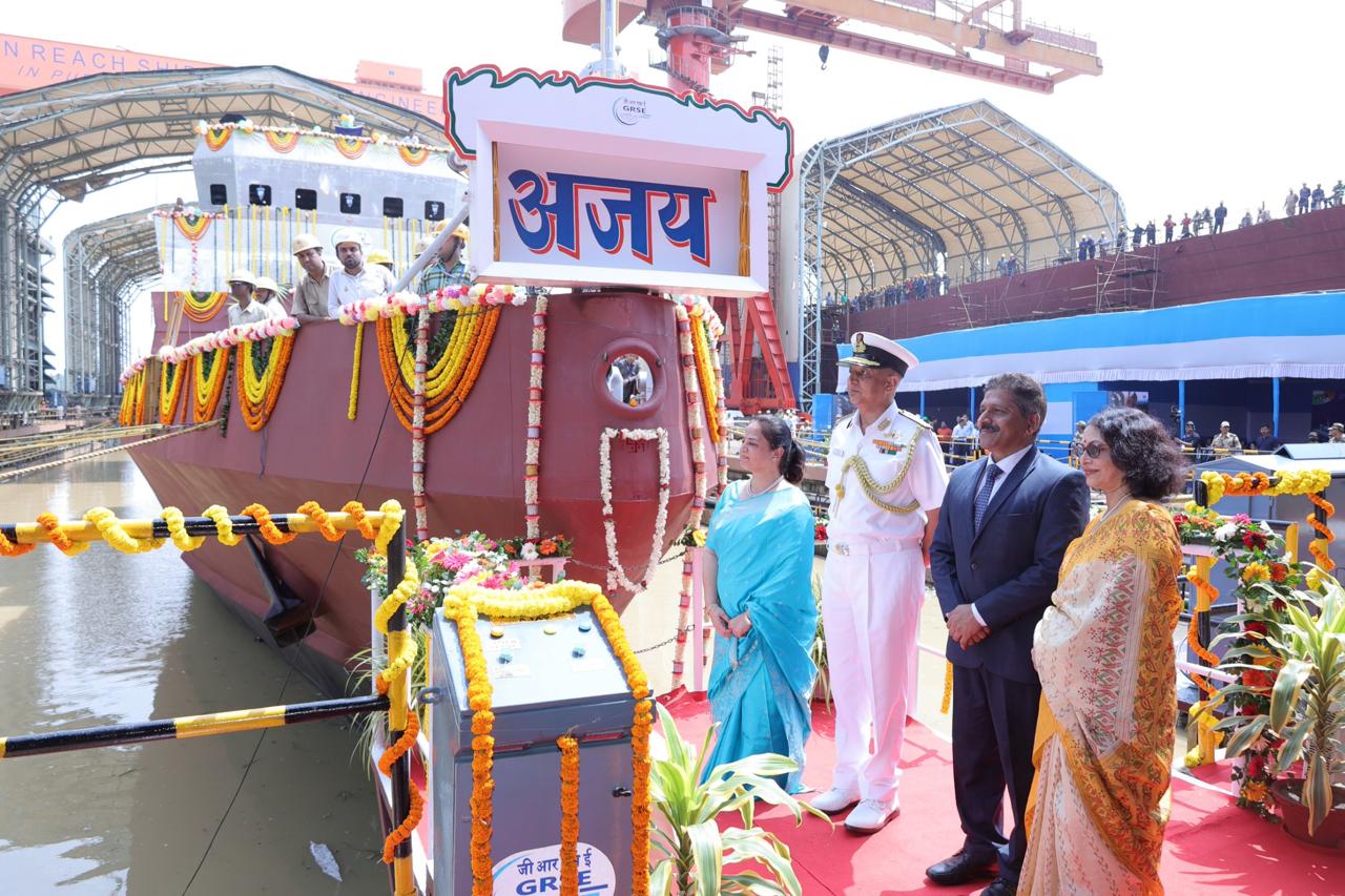 नौसेना के एंटी-सबमरीन क्राफ्ट ‘अजय’ का जलावतरण नौसेना के एंटी-सबमरीन क्राफ्ट ‘अजय’ का जलावतरण