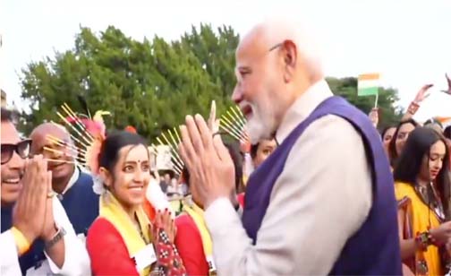 ब्रिटेन में प्रवासी भारतीयों ने पीएम मोदी का किया स्वागत, उन्हें वैश्विक और आध्यात्मिक अपील वाला दूरदर्शी व्यक्ति बताया ब्रिटेन में प्रवासी भारतीयों ने पीएम मोदी का किया स्वागत, उन्हें वैश्विक और आध्यात्मिक अपील वाला दूरदर्शी व्यक्ति बताया