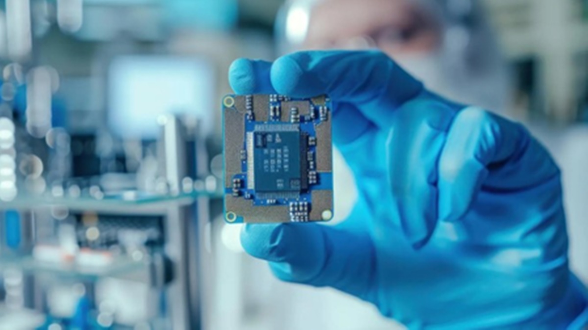 भारत बन रहा है ग्लोबल सेमीकंडक्टर हब, इलेक्ट्रॉनिक्स सेक्टर को मिलेगी नई रफ्तार भारत बन रहा है ग्लोबल सेमीकंडक्टर हब, इलेक्ट्रॉनिक्स सेक्टर को मिलेगी नई रफ्तार