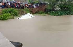 एसयूवी नहर में गिरने से 11 श्रद्धालुओं की मौत, चार अन्य घायल एसयूवी नहर में गिरने से 11 श्रद्धालुओं की मौत, चार अन्य घायल