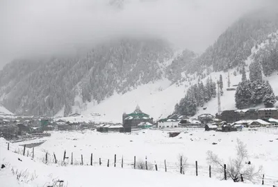 बर्फीली ठंड से जम्मू-कश्मीर में डल झील के किनारों पर पानी जमा; उप्र, दिल्ली में पारा लुढ़का बर्फीली ठंड से जम्मू-कश्मीर में डल झील के किनारों पर पानी जमा; उप्र, दिल्ली में पारा लुढ़का