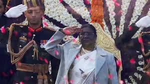 राष्ट्रीय गौरव का क्षण: 77वें गणतंत्र दिवस पर राष्ट्रपति मुर्मू ने कर्तव्य पथ पर फहराया तिरंगा राष्ट्रीय गौरव का क्षण: 77वें गणतंत्र दिवस पर राष्ट्रपति मुर्मू ने कर्तव्य पथ पर फहराया तिरंगा