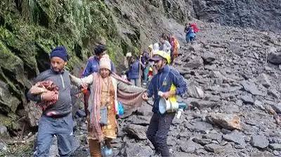 भूस्खलन की वजह से केदारनाथ पैदल मार्ग बाधित भूस्खलन की वजह से केदारनाथ पैदल मार्ग बाधित