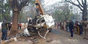 डिवाइडर से टकराकर कर दुर्घटनाग्रस्त, छह लोगों की मौत