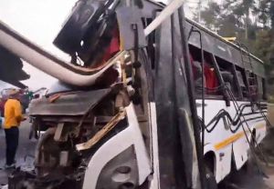 बस-ट्रक की टक्कर में 12 लोगों की मौत, 30 घायल