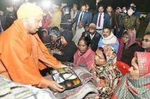मुख्यमंत्री योगी ने रैन बसेरों में जरूरतमंदों को कंबल व भोजन बांटा मुख्यमंत्री योगी ने रैन बसेरों में जरूरतमंदों को कंबल व भोजन बांटा