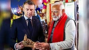 प्रधानमंत्री मोदी ने फ्रांस के राष्ट्रपति को उपहार में अयोध्या के राम मंदिर की प्रतिकृति दी