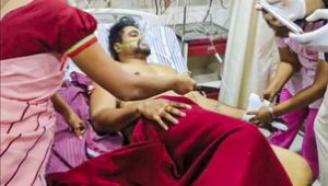 भाजपा विधायक ने शिवसेना नेता को गोली मारी, स्थिति नाजुक, विपक्ष का शिंदे पर निशाना भाजपा विधायक ने शिवसेना नेता को गोली मारी, स्थिति नाजुक, विपक्ष का शिंदे पर निशाना