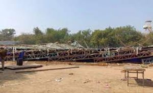 नेहरू स्टेडियम में पंडाल गिरा, 11 लोगों को बाहर निकाला गया नेहरू स्टेडियम में पंडाल गिरा, 11 लोगों को बाहर निकाला गया