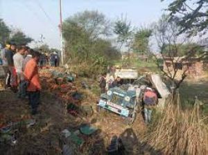 सड़क हादसे में छह लोगों की मौत, 10 घायल सड़क हादसे में छह लोगों की मौत, 10 घायल