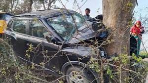 कार पेड़ से टकराई, तीन लोगों की मौत