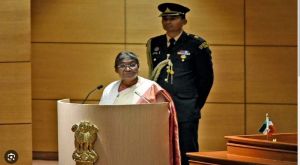 राष्ट्रपति मुर्मू ने प्रधानमंत्री के प्रधान सचिव को 'डी लिट' की मानद उपाधि प्रदान की राष्ट्रपति मुर्मू ने प्रधानमंत्री के प्रधान सचिव को 'डी लिट' की मानद उपाधि प्रदान की