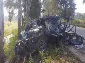 कार पेड़ से टकराई, पांच लोगों की मौत कार पेड़ से टकराई, पांच लोगों की मौत