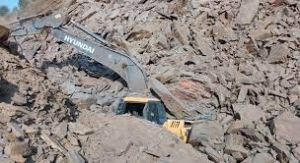 पहाड़ी का एक हिस्सा गिरने से उसमें दब कर चार श्रमिकों की मौत