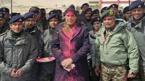 राजनाथ सिंह ने लेह में जवानों के साथ मनायी होली, लद्दाख को ‘वीरता की राजधानी' बताया राजनाथ सिंह ने लेह में जवानों के साथ मनायी होली, लद्दाख को ‘वीरता की राजधानी' बताया