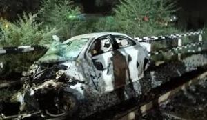 बंद रेलवे फाटक तोड़ चलती ट्रेन से टकराई कार, चालक की मौत बंद रेलवे फाटक तोड़ चलती ट्रेन से टकराई कार, चालक की मौत