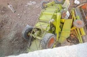  फसल काटने वाली मशीन पलटी, चार लोगों की मौत