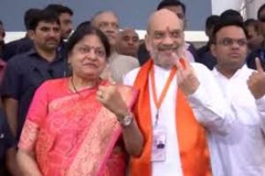  अमित शाह ने गांधीनगर लोकसभा क्षेत्र में मतदान किया, लोगों से स्थिर सरकार चुनने की अपील की