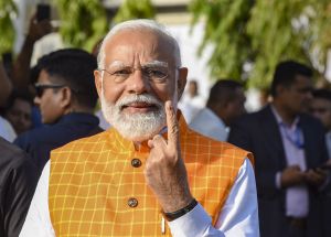 प्रधानमंत्री मोदी ने गांधीनगर लोकसभा क्षेत्र के मतदान केंद्र पर मताधिकार का प्रयोग किया