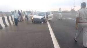 दिल्ली-मुंबई एक्सप्रेस पर हादसा, तीन की मौत और छह घायल दिल्ली-मुंबई एक्सप्रेस पर हादसा, तीन की मौत और छह घायल