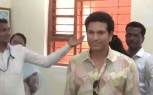  महाराष्ट्र:  अक्षय कुमार और सचिन तेंदुलकर समेत कई हस्तियों ने डाला वोट