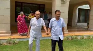 आप मेरे बुजुर्ग और बीमार माता-पिता को क्यों निशाना बना रहे हैं: प्रधानमंत्री से केजरीवाल ने कहा