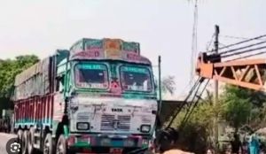 घर में घुसा ट्रक, महिला की मौत घर में घुसा ट्रक, महिला की मौत